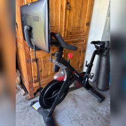 Peloton Original Bike + Touchscreen, Mat & Accessories - Excellent - 2020 - Corte Madera, CA