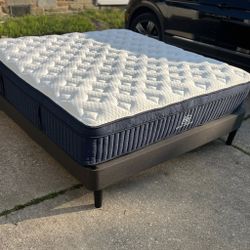 Aurora Luxe Cooling, Queen, Firmness: Medium, Cloud Pillow Top: Yes Like New, Perfect Condition