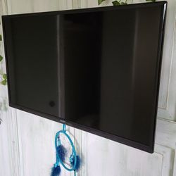 Vizio 32in TV with Wall Mount. 