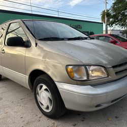 2000 Toyota Sienna XLE