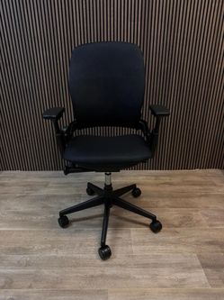 Steelcase leap V2- DESK OFFICE GAMING CHAIRS (LIKE NEW)