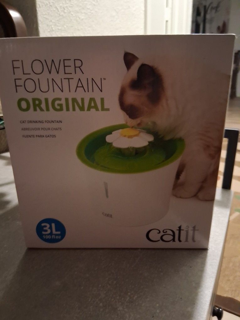 BNIB Cat It Water fountain