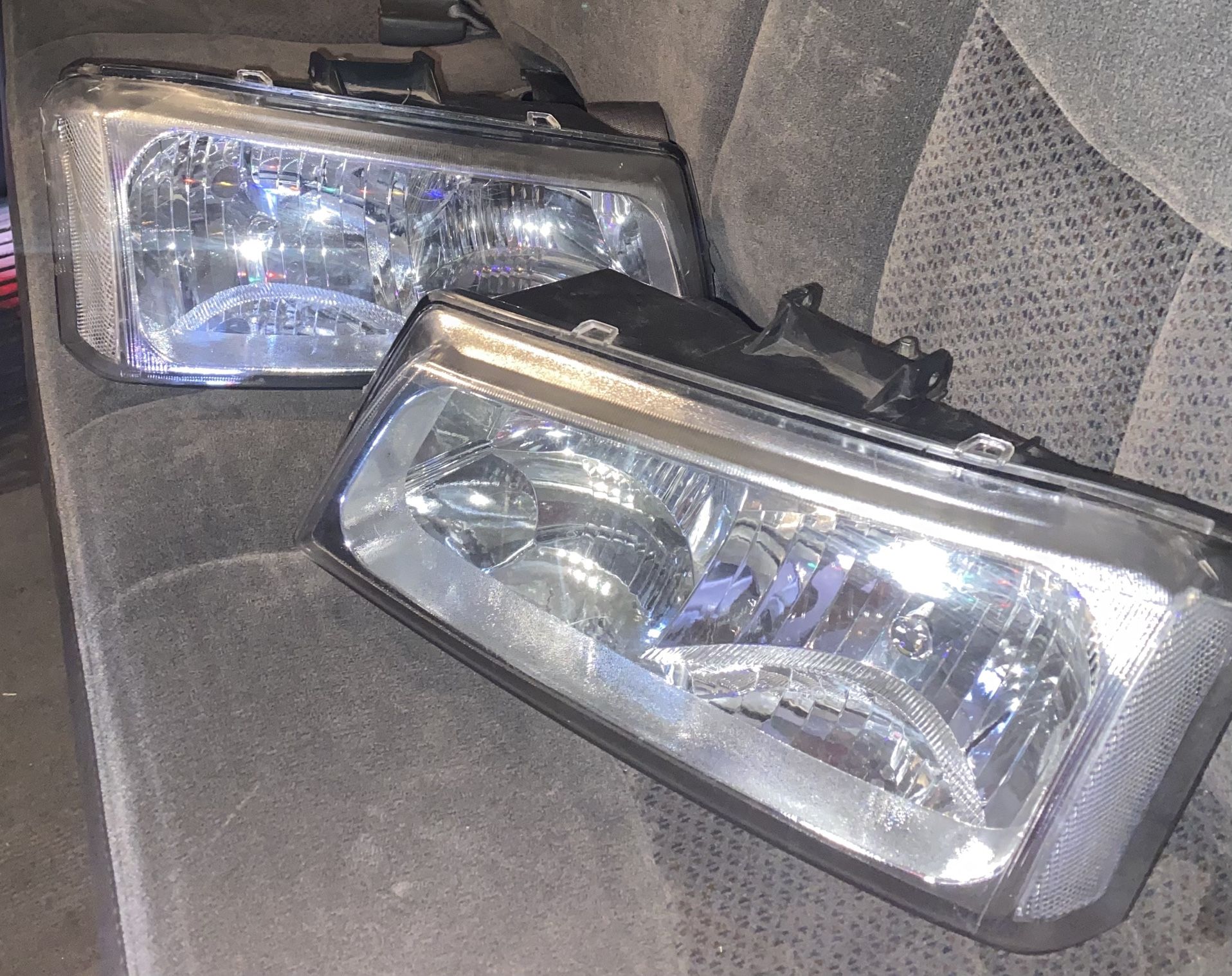 03-06 Silverado Left And Right Headlights $10