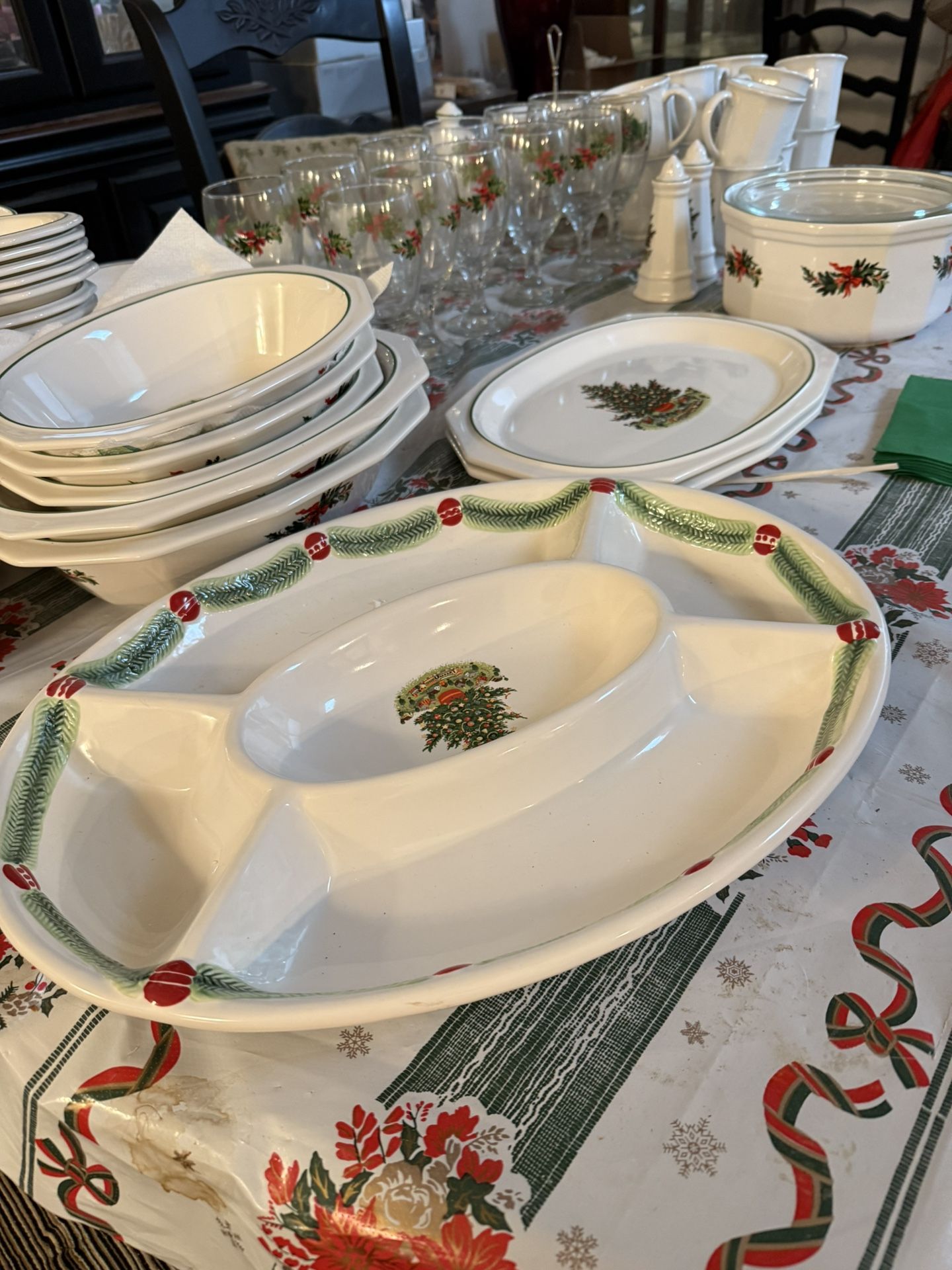 Pfaltzgraff vintage Christmas Dinner Set