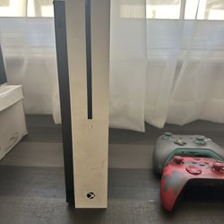 Xbox One S Console / Controllers / Games 