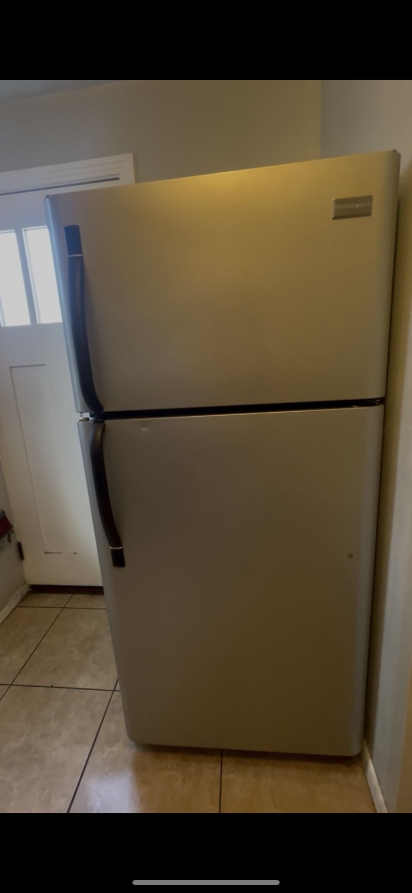 FRIGIDAIRE REFRIGERATOR
