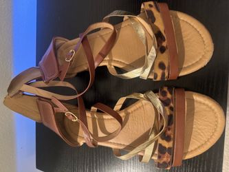 Strappy Flat Sandals with Leopard Print