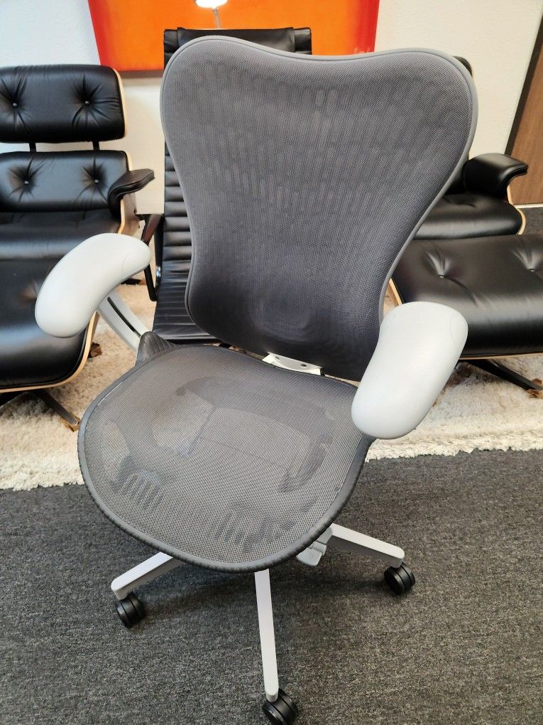 🔥LIKE NEW!🔥HERMAN MILLER MIRRA 2 CHAIRS FULLY ADJUSTABLE ARMS & LUMBAR SUPPORT SEAT ANGLE REAR TILT LOCK SEAT DEPTH TILT TENSION ADJUSTMENTS 