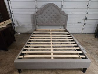Queen Size Bed Frame, Good Conditions 👍, Gray Color