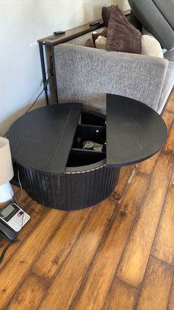 Round coffee table w storage