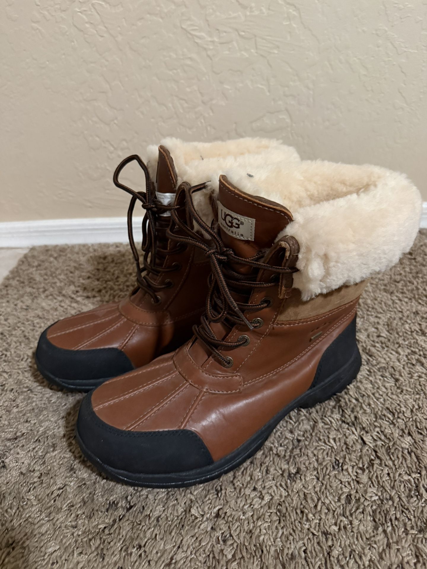 New Ugg Boots. Men’s Size 9.5. S/N 5521