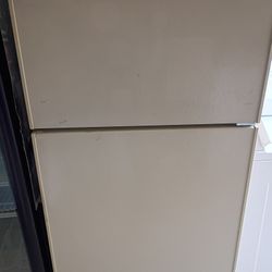 Hotpoint Tan Refrigerator Excellent Works Great Ready to Go!

Pickup in Bloomfield easy access
First come no holds please 
Plugged in now can feel tem