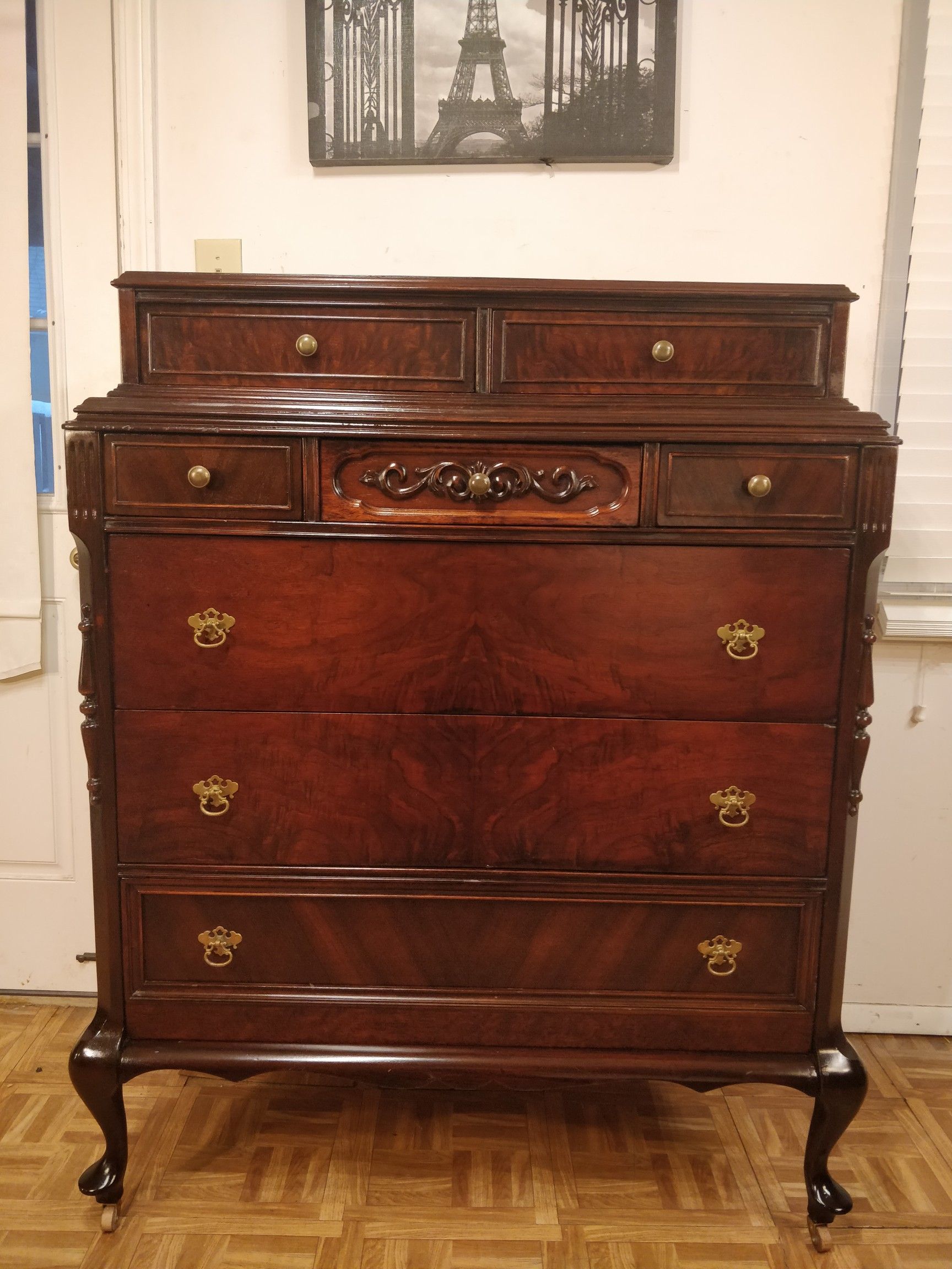 Nice solid wood chest dresser with 8 drawers in very good condition, all drawers sliding smoothly. L40"*W20"*H52"