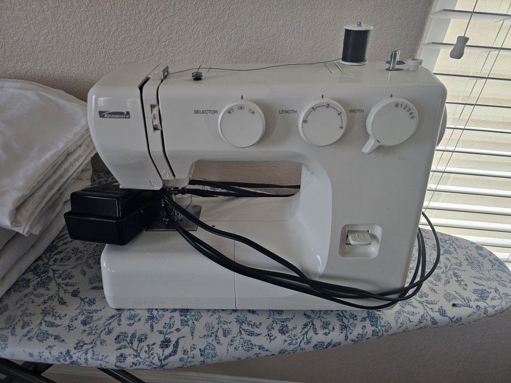 Kenmore Sewing Machine 385 Stitch, Twin Needle w Case/Pedal, Manual