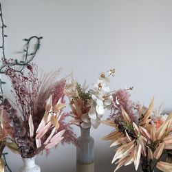 Decorative Ceramic vase with faux Flowers , Pampas Grass, Faux Leaves 