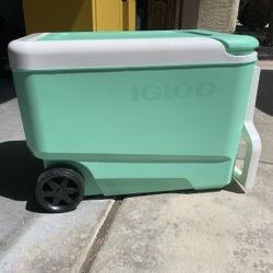 Igloo Cooler With Wheels 38qt
