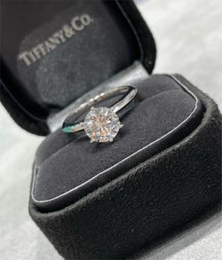 Tiffany two carat classic six claw ring 💍