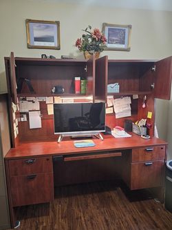 Desk good condition.