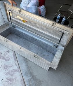 Truck tool box