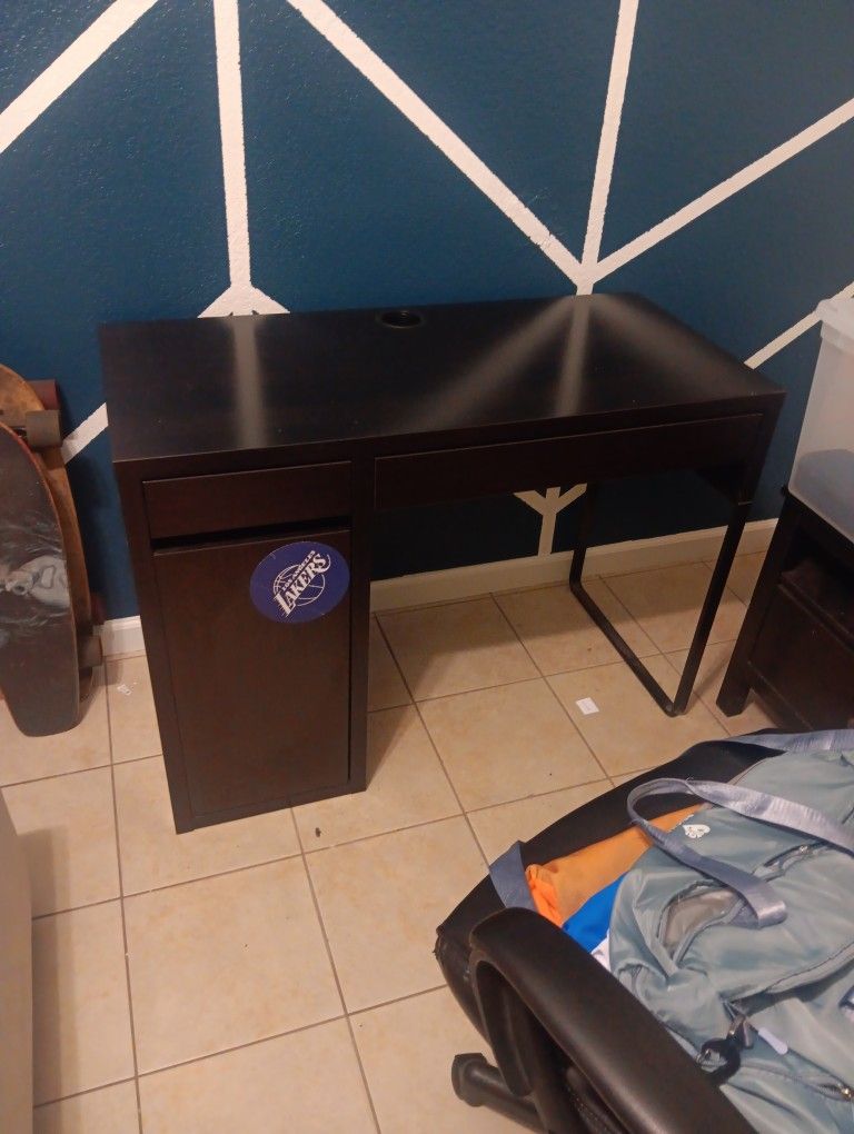 Office Desk With Chair