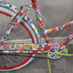 Alice & Olivia Limited Edition womans bike 3 speed , 28" tires ,Like New  YES ITS AVAIL 