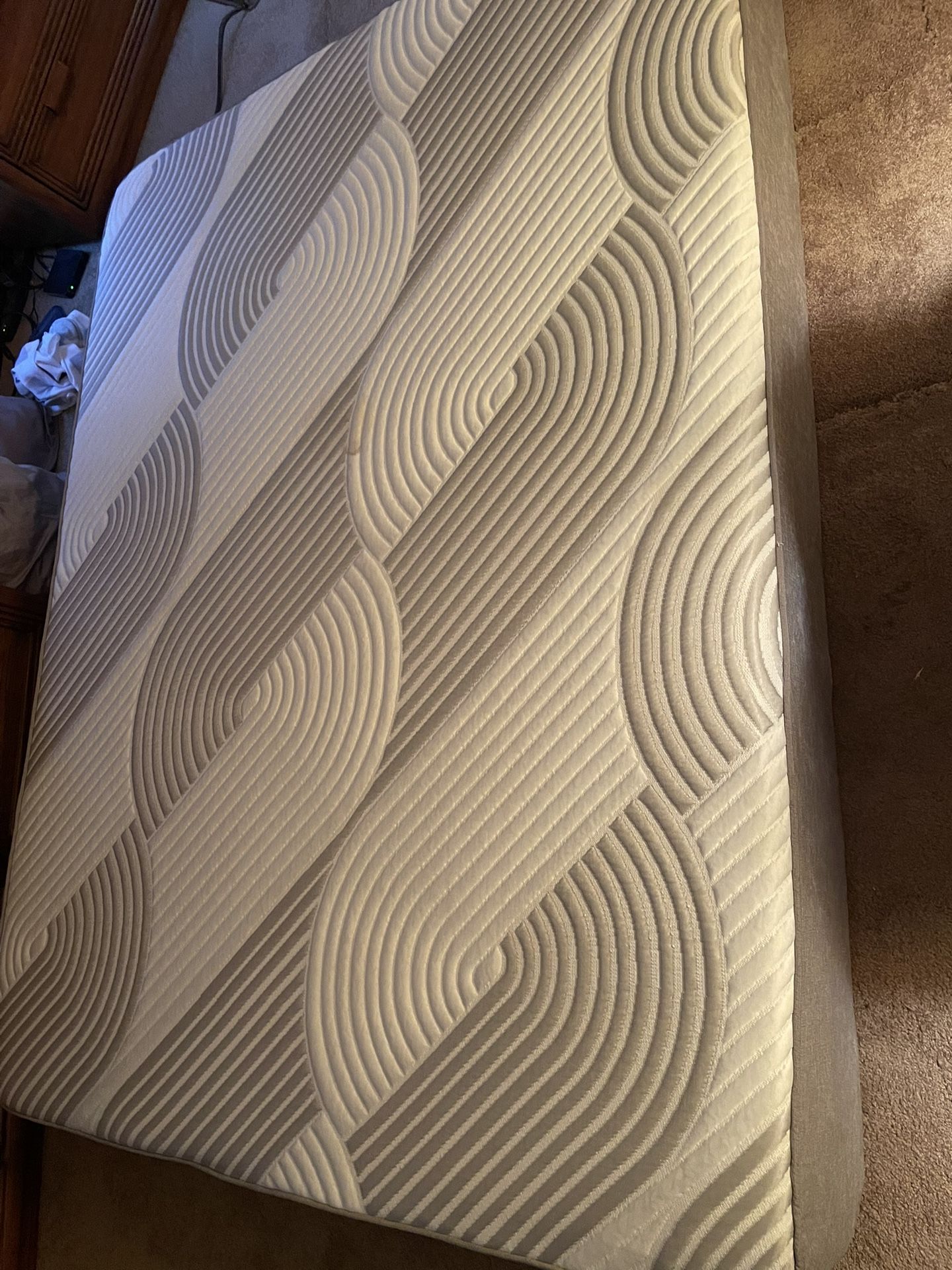 Bob’s Discount Mattress (Queen, Adjustable)