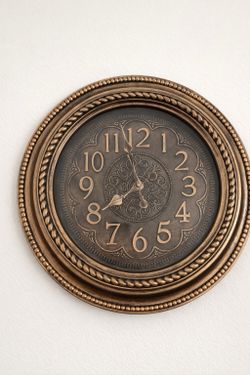Vintage-Style Wall Clock – Antique Bronze Finish (22” Diameter)