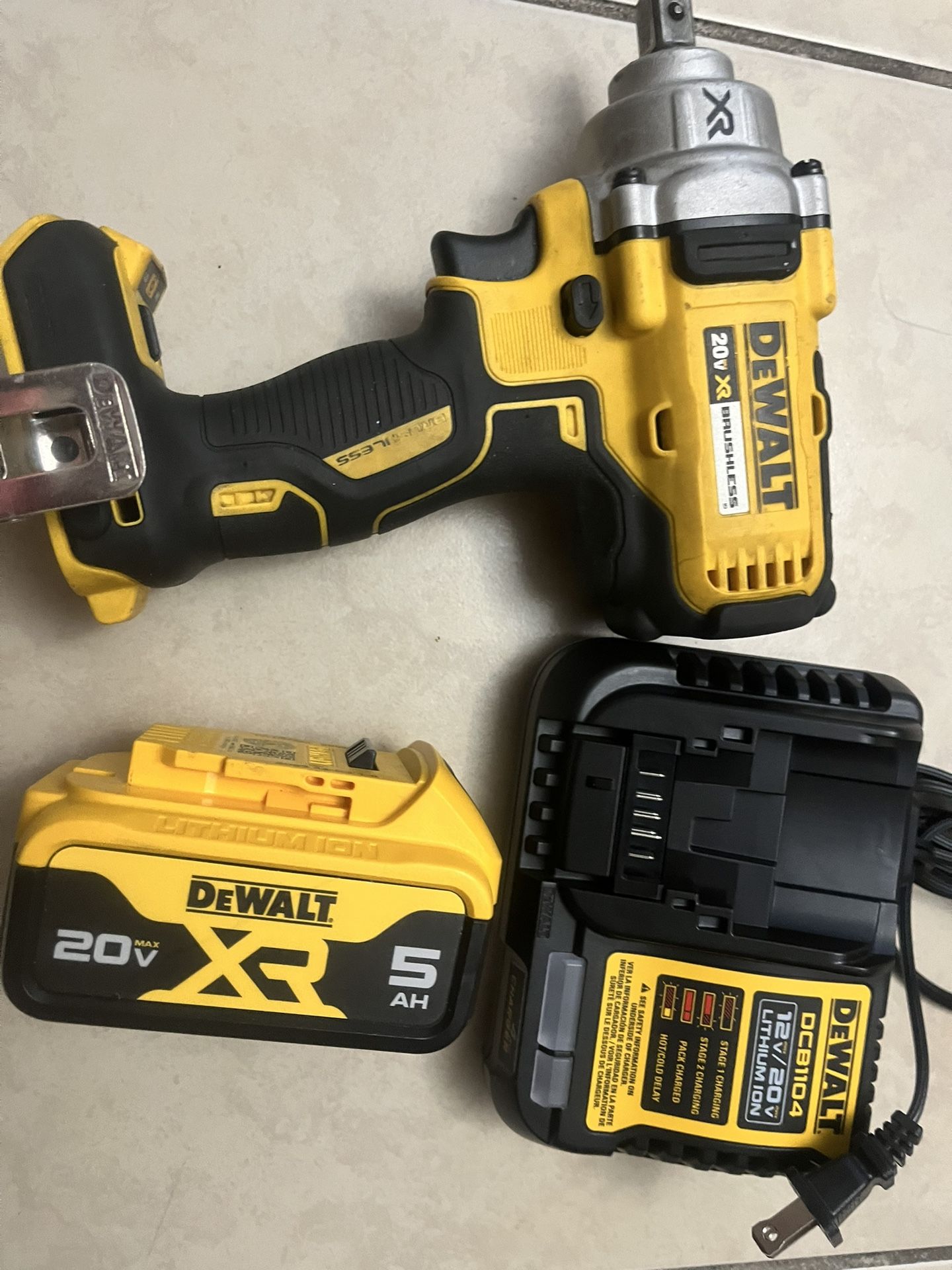 Impact wrench Dewalt include battery and. charger