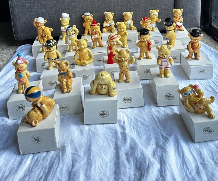 Collection Danbury mint teddy bears Fine Bone China all 25 in the collection