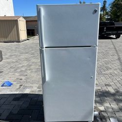 Refrogerator GE Top Freezer 28imch
