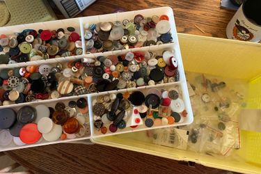Vintage Wilson Wil-old Plastic Sewing Box Case with Tray & Large Lot of Vintage Buttons
