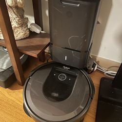 iRobot Roomba i7+ Self-Emptying Vacuum Cleaning Robot USED