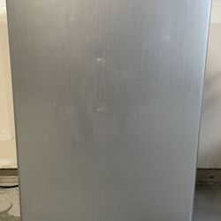 Mini Refrigerator/ Fridge- Magic chef - 3.5 Cu. Ft. 