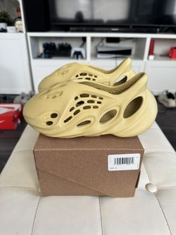 Yeezy Foam Runner “Sulfur” 