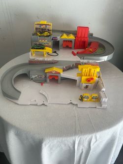 Used hot weels Display good shape  hablo espanol