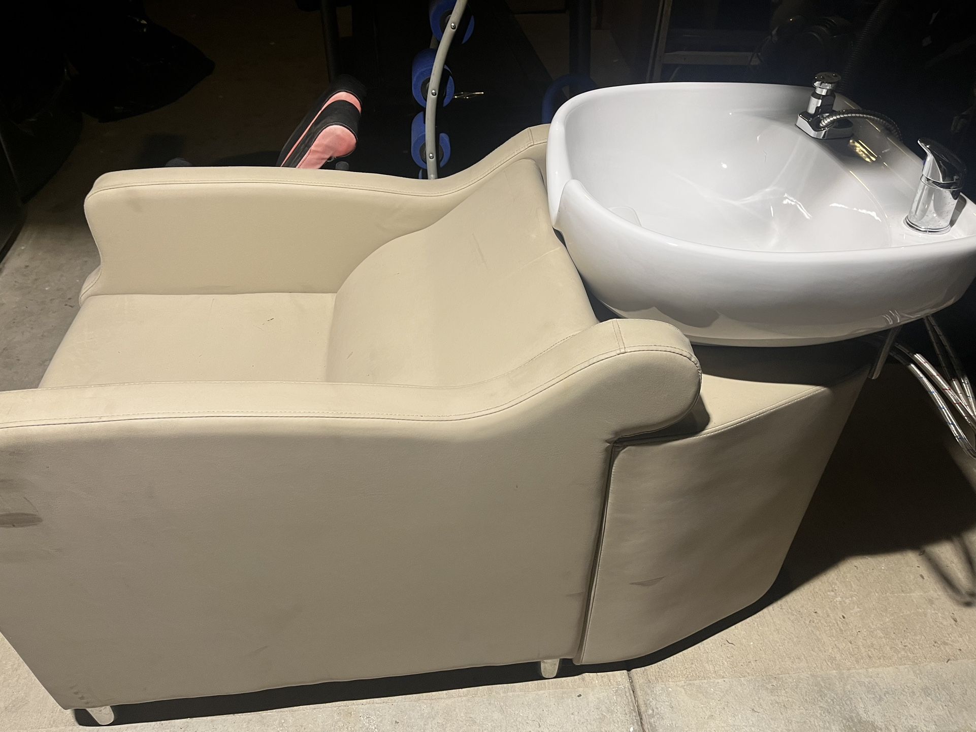 Shampoo chair recliner, comfort wash, backwash. Beige