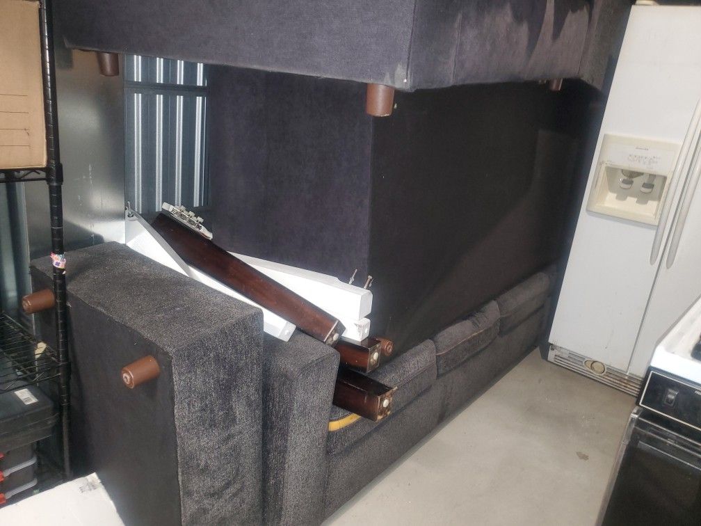 Tengo estos 2sJuegos de sala completos nesecito venderlos promto.