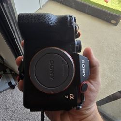 Sony a7iv Mirrorless Camera with f/4 20-70mm G lens