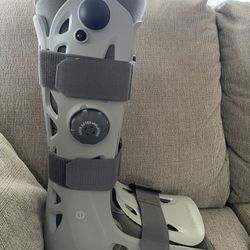 BRAND NEW AIRCAST WALKING BOOT 