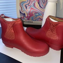 UGG SIZE 7 IN WOMEN