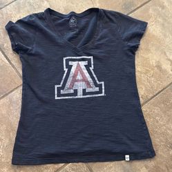 U Of A V Neck Woman’s T Shirt. Vintage Look Size M