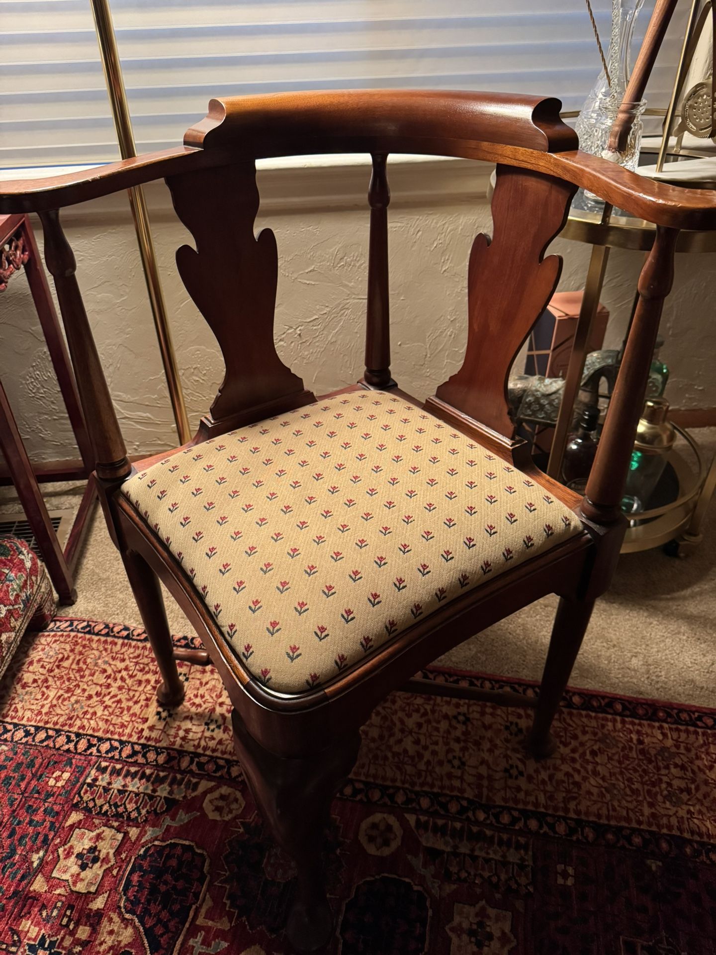 Queen-Anne Style Corner Chair