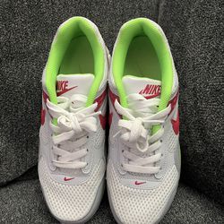 Woman’s Nikes Size 8