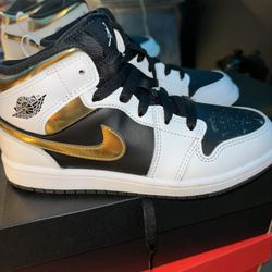 Jordan 1 Mid White Gold Black GS KIDS DUNKS