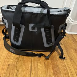 Built New York Cooler Travel Bag 22” x 14”x 10”