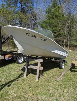 Photo Evinrude boat, Mercury outboard trailer