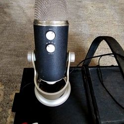 Blue Yeti Professional Multi-Pattern USB Condenser Microphone