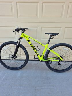 TREK MARLIN 5 MOUNTAIN BIKE, 29ER (MEDIUM FRAME)