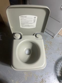 Portable Camping Toilet / Porta Potti – Excellent Condition!