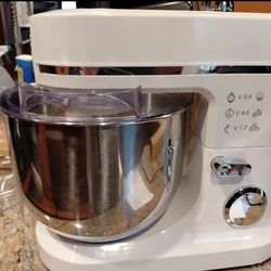 Brand new 900W Stand Mixer 8QT